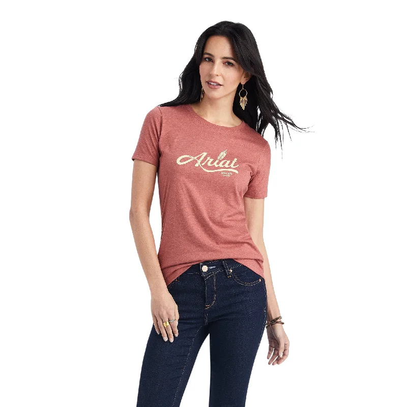 10042721 Ariat Wms Wheat Script ss Tee Red Clay