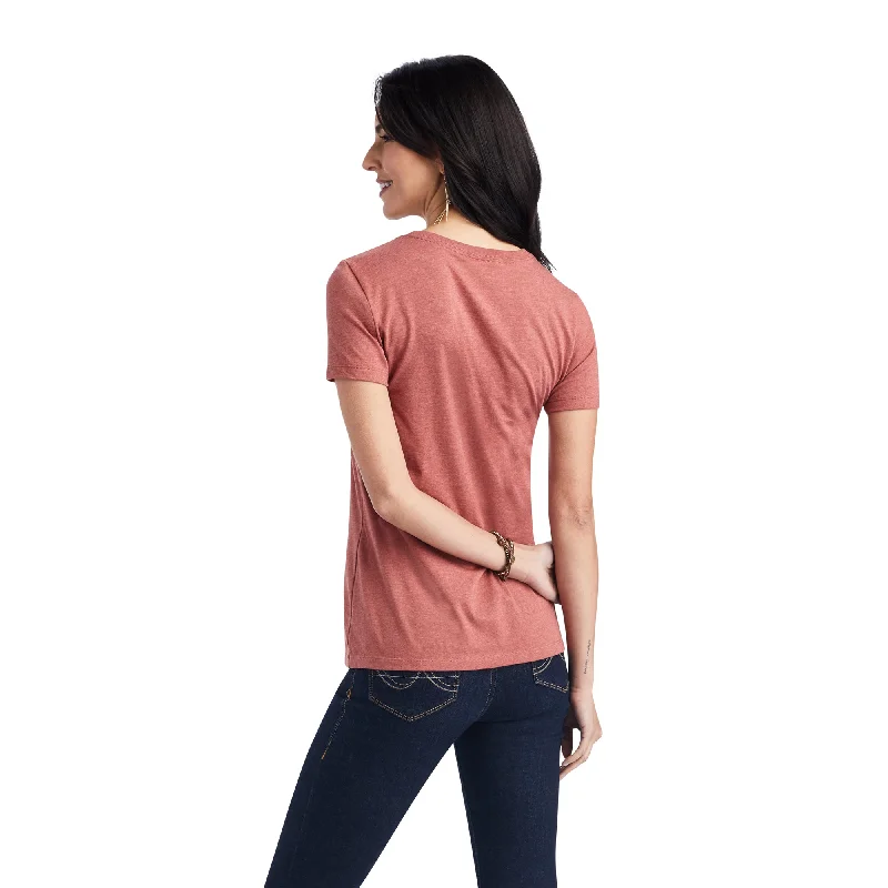 10042721 Ariat Wms Wheat Script ss Tee Red Clay