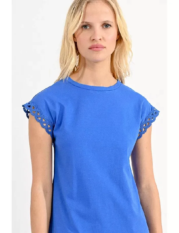 Round neck tee, lace trim